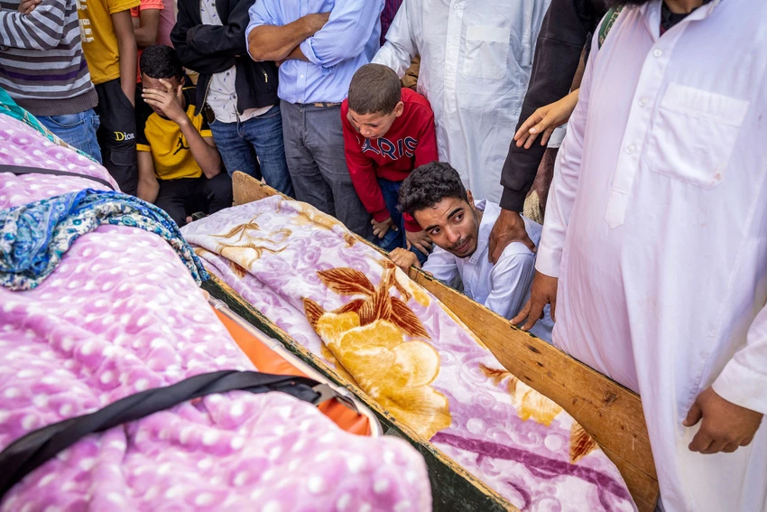 Thi thể các nạn nhân trận động đất ở thị trấn Moulay Brahim, tỉnh Al Haouz (Morocco) ngày 9-9. Ảnh AFP/GETTY IMAGES Thi thể các nạn nhân trận động đất ở thị trấn Moulay Brahim, tỉnh Al Haouz (Morocco) ngày 9-9. Ảnh AFP/GETTY IMAGES