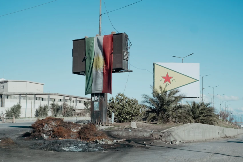 Cờ Kurdistan và Lực lượng Bảo vệ Nhân dân người Kurd (YPG) tại Qamishli (Syria), ngày 4-2. Ảnh: Alexandra Henry/NEW LINE MAGAZINE Erdogan-Trump-Kurd-Alexandra_Henry-020-web.jpg