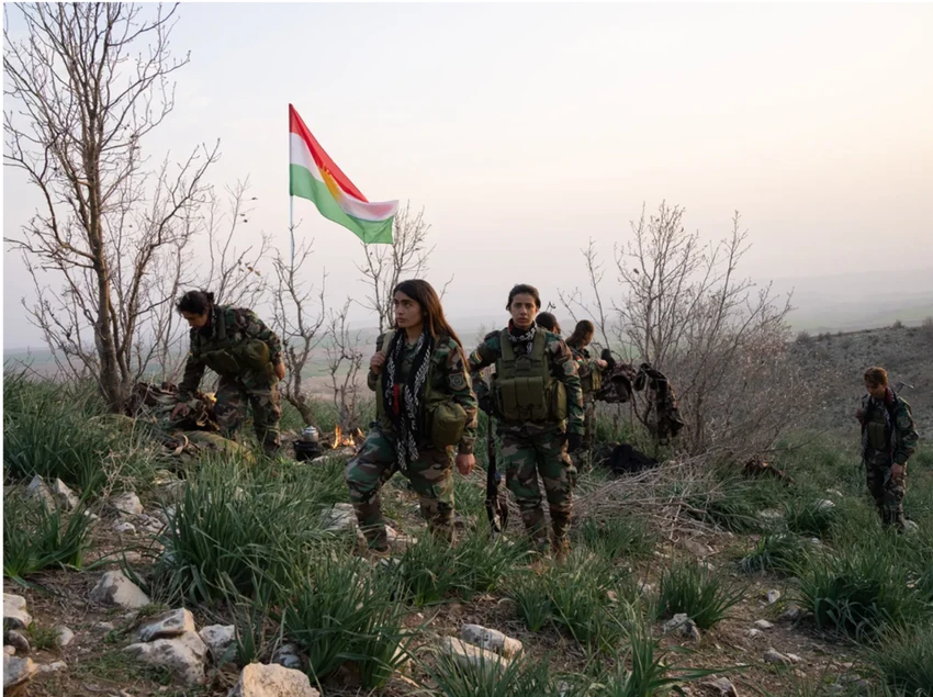 Các nữ chiến binh người Kurd Iran thuộc lực lượng Đảng Tự do Kurdistan trong một cuộc diễn tập, ở thủ phủ Ebril của khu tự trị Kurdistan (Iraq). Ảnh: Peter van Agtmael/MONOCLE kurd iran-erdogan-trump.png