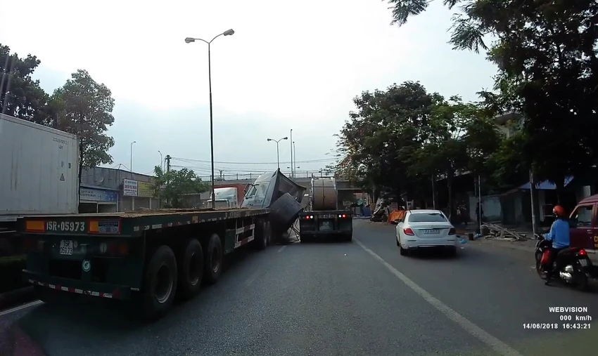 2 cuộn tôn văng khỏi khỏi xe đầu kéo đang chạy trên đường ảnh 1 2 cuộn tôn văng khỏi khỏi xe đầu kéo đang chạy trên đường ảnh 1