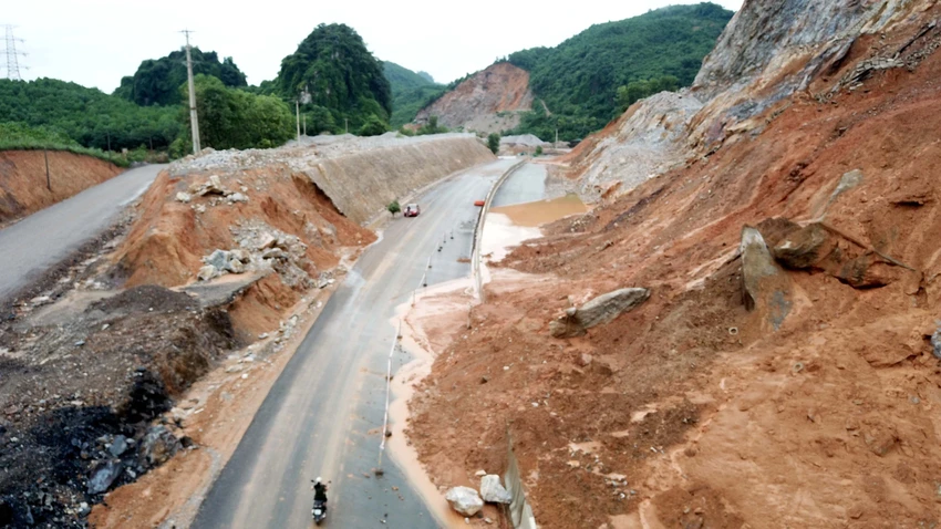 Quảng Ninh: Đường cao tốc bị sạt lở sau mưa ảnh 1 Quảng Ninh: Đường cao tốc bị sạt lở sau mưa ảnh 1