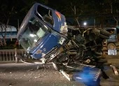 Ô tô tải chở nước lật ngang trên đường Quang Trung