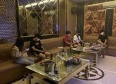 Karaoke vẫn phục vụ khách nước ngoài bất chấp lệnh cấm