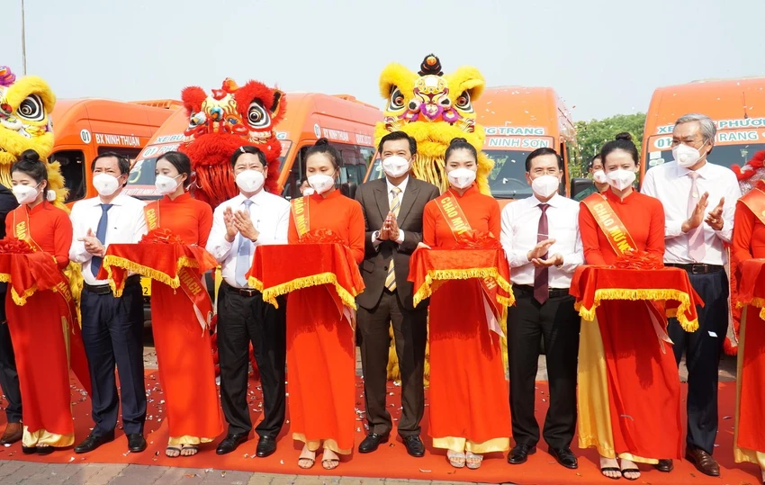 Lãnh đạo tỉnh Ninh Thuận cắt băng khánh thành 8 tuyến xe buýt mới. Ảnh: Huỳnh Hải. Lãnh đạo tỉnh Ninh Thuận cắt băng khánh thành 8 tuyến xe buýt mới. Ảnh: Huỳnh Hải.