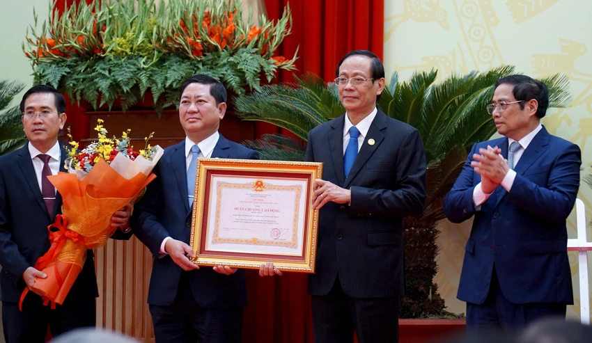 Thủ tướng trao bằng khen cho tỉnh Ninh Thuận. Ảnh: HUỲNH HẢI Thủ tướng trao bằng khen cho tỉnh Ninh Thuận. Ảnh: HUỲNH HẢI