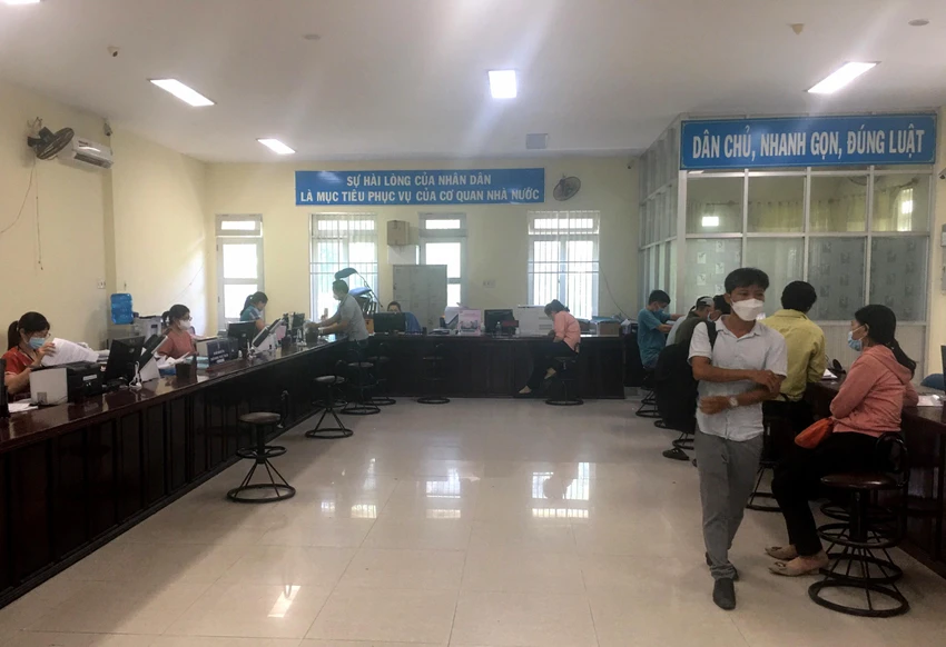 BPMC huyện Cam Lâm đã mở cửa để người dân lấy số không giới hạn. Ảnh: THANH ĐỨC BPMC huyện Cam Lâm đã mở cửa để người dân lấy số không giới hạn. Ảnh: THANH ĐỨC
