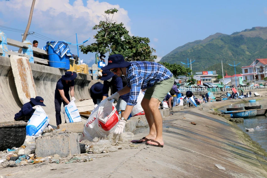 Nhân viên Tổng Lãnh sự Hoa Kỳ dọn rác tại bãi biển Nha Trang. Ảnh: X.H Nhân viên Tổng Lãnh sự Hoa Kỳ dọn rác tại bãi biển Nha Trang. Ảnh: X.H