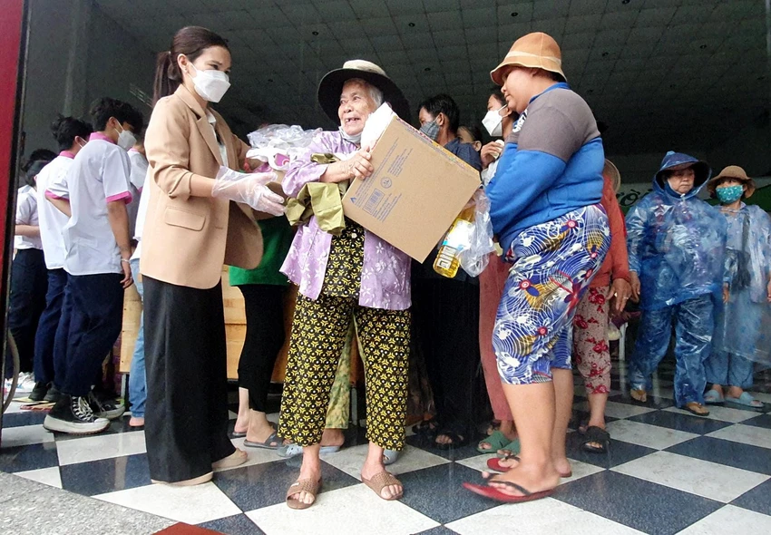 Người dân vui mừng ôm "siêu" khuyến mãi về nhà. Ảnh: Huỳnh Hải Người dân vui mừng ôm "siêu" khuyến mãi về nhà. Ảnh: Huỳnh Hải