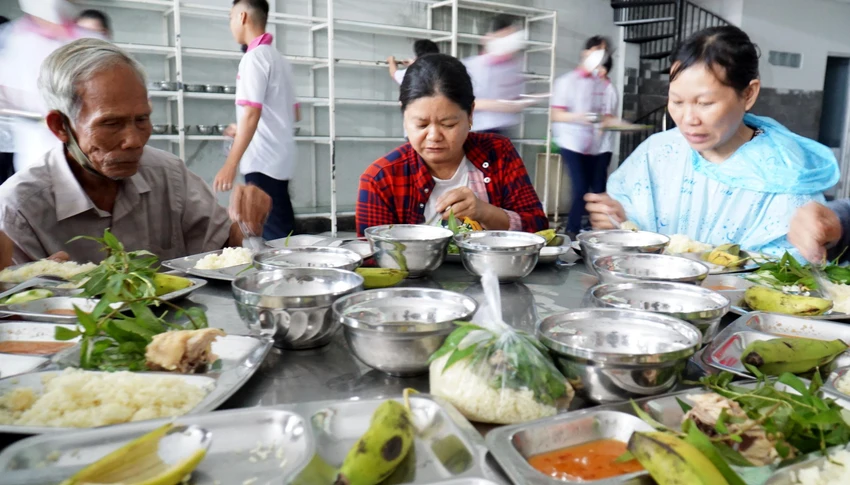 Quán cơm Nụ Cười 7 năm qua phục vụ cơm giá 2.000 đồng cho khoảng 150 người nghèo ở Ninh Thuận. Ảnh: Huỳnh Hải. Quán cơm Nụ Cười 7 năm qua phục vụ cơm giá 2.000 đồng cho khoảng 150 người nghèo ở Ninh Thuận. Ảnh: Huỳnh Hải.