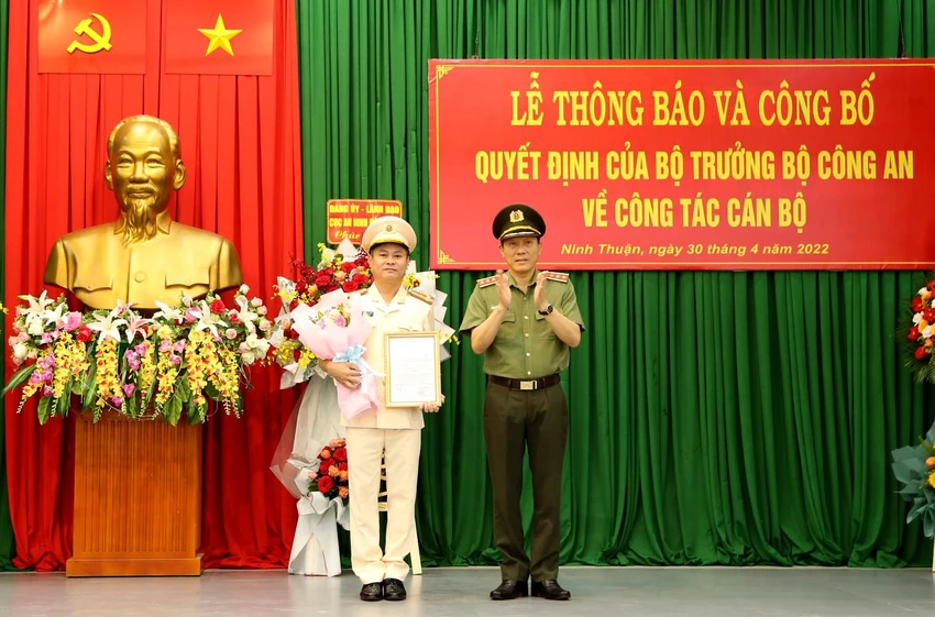 Thượng tướng Lương Tam Quang, Thứ trưởng Bộ Công an tặng hoa chúc mừng Đại tá Huỳnh Tấn Hạnh. Ảnh: Công an Ninh Thuận. Thượng tướng Lương Tam Quang, Thứ trưởng Bộ Công an tặng hoa chúc mừng Đại tá Huỳnh Tấn Hạnh. Ảnh: Công an Ninh Thuận.