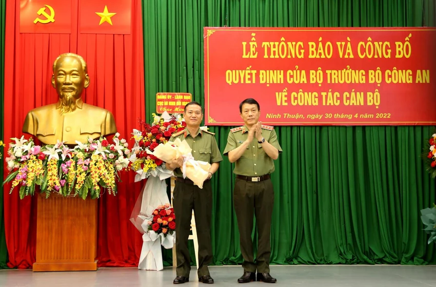 Thượng tướng Lương Tam Quang, Thứ trưởng Bộ Công an tặng hoa chúc mừng đồng chí Đại tá Nguyễn Thế Hùng. Ảnh: Công an Ninh Thuận. Thượng tướng Lương Tam Quang, Thứ trưởng Bộ Công an tặng hoa chúc mừng đồng chí Đại tá Nguyễn Thế Hùng. Ảnh: Công an Ninh Thuận.
