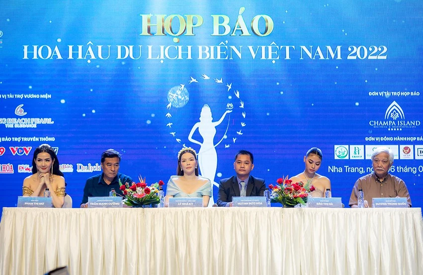 Ban Tổ chức và Ban giám khảo trả lời họp báo. Ảnh: BTC.