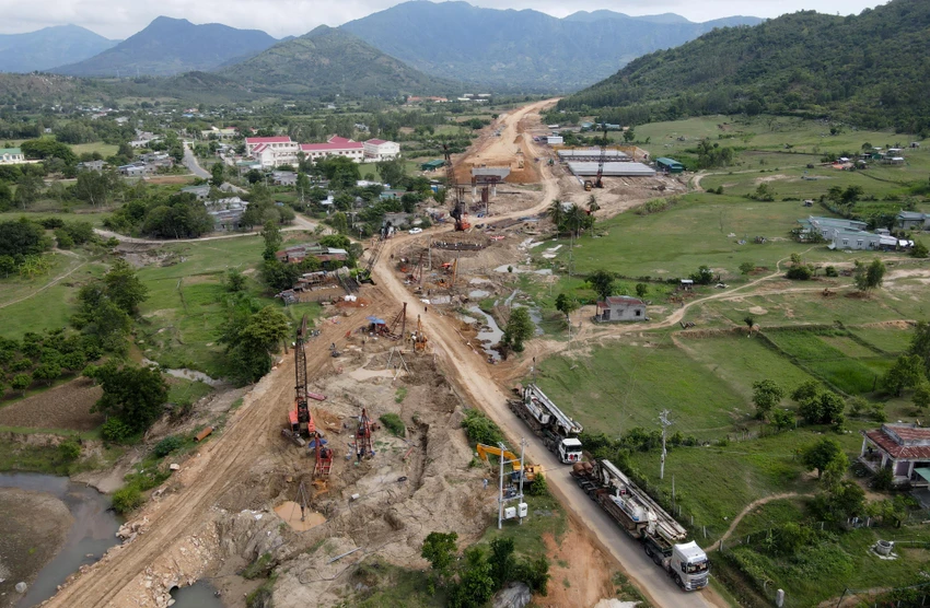 Hai cây cầu cấp 1 trên tuyến này cũng đang được thi công ép cọc nhồi, đúc trụ móng cầu. “Dự kiến tháng 7-2022, chúng tôi sẽ lao hai nhịp dẫn của cầu cấp 1. Hiện nay, trên 200 đầu thiết bị máy móc và 500 cán bộ công nhân viên thi công ngoài công trường”, ông Thưởng cho hay. Tuy nhiên, khu vực này đang vướng đường dây điện 22KV nên đơn vị thi công không thể đưa thiết bị vào thi công khoan cọc. Hai cây cầu cấp 1 trên tuyến này cũng đang được thi công ép cọc nhồi, đúc trụ móng cầu. “Dự kiến tháng 7-2022, chúng tôi sẽ lao hai nhịp dẫn của cầu cấp 1. Hiện nay, trên 200 đầu thiết bị máy móc và 500 cán bộ công nhân viên thi công ngoài công trường”, ông Thưởng cho hay. Tuy nhiên, khu vực này đang vướng đường dây điện 22KV nên đơn vị thi công không thể đưa thiết bị vào thi công khoan cọc.