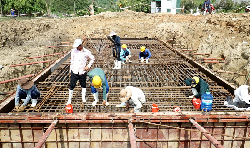 Ngoài đảm bảo tiến độ và chất lượng công trình, Ban quản lý dự rất quan tâm chăm lo đến đời sống của cán bộ nhân viên đang công tác tại hiện trường. Mặc dù văn phòng đặt tại nơi cách xa trung tâm, vận chuyển trang thiết bị khó khăn nhưng ban điều hành vẫn được xây dựng khang trang, mua sắm đầy đủ trang thiết bị máy lạnh, ti vi, máy giặt… Ngoài đảm bảo tiến độ và chất lượng công trình, Ban quản lý dự rất quan tâm chăm lo đến đời sống của cán bộ nhân viên đang công tác tại hiện trường. Mặc dù văn phòng đặt tại nơi cách xa trung tâm, vận chuyển trang thiết bị khó khăn nhưng ban điều hành vẫn được xây dựng khang trang, mua sắm đầy đủ trang thiết bị máy lạnh, ti vi, máy giặt…