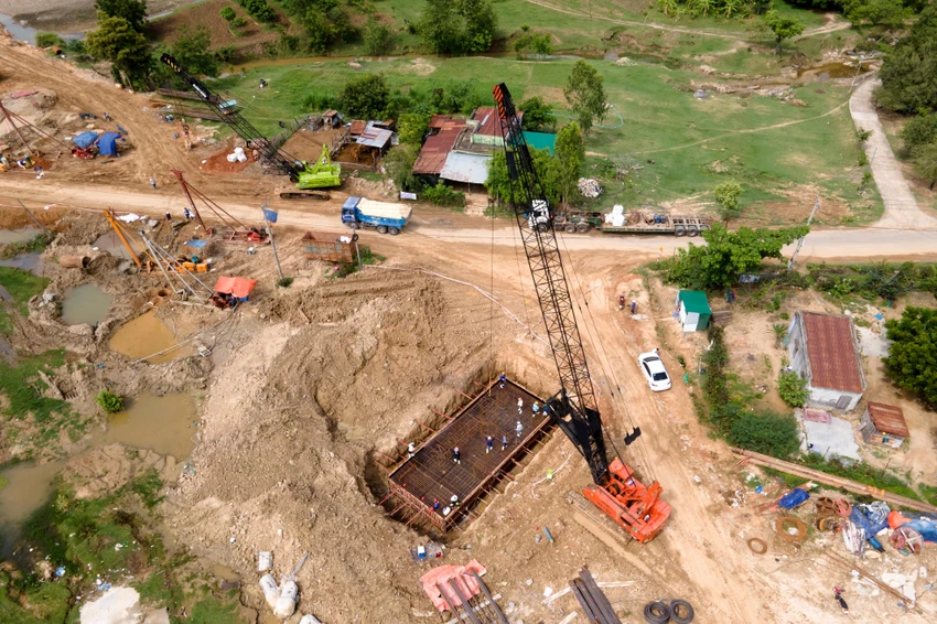Ông Phạm Văn Thưởng, Phó Tổng giám đốc Công ty CP cao tốc Cam Lâm – Vĩnh Hảo, cho biết cao tốc Cam Lâm – Vĩnh Hảo khởi công vào ngày 30-11-2021. Đến nay, tổng giá trị xây lắp đã đạt 11,48%, đảm bảo tiến độ thi công được Bộ Giao thông Vận tải duyệt. Ông Phạm Văn Thưởng, Phó Tổng giám đốc Công ty CP cao tốc Cam Lâm – Vĩnh Hảo, cho biết cao tốc Cam Lâm – Vĩnh Hảo khởi công vào ngày 30-11-2021. Đến nay, tổng giá trị xây lắp đã đạt 11,48%, đảm bảo tiến độ thi công được Bộ Giao thông Vận tải duyệt.