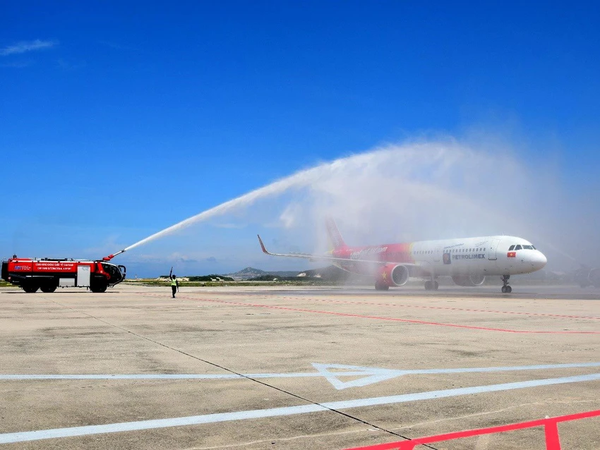 Chuyến bay đầu tiên đến từ Hàn Quốc sau 2 năm ngưng trệ được đón bằng nghi thức vòi rồng. Ảnh: SÂN BAY CAM RANH. Chuyến bay đầu tiên đến từ Hàn Quốc sau 2 năm ngưng trệ được đón bằng nghi thức vòi rồng. Ảnh: SÂN BAY CAM RANH.