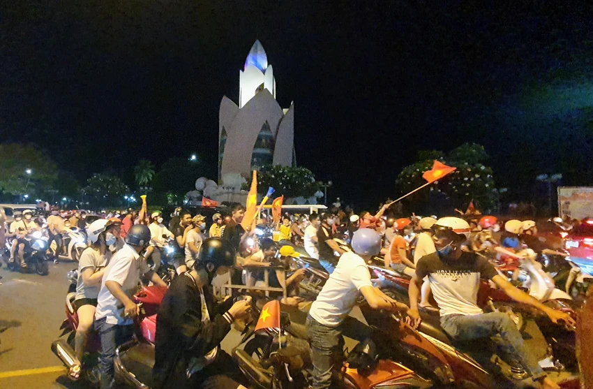 Cổ động viên tập trung thành biển người ở quảng trường 2-4. Cổ động viên tập trung thành biển người ở quảng trường 2-4.