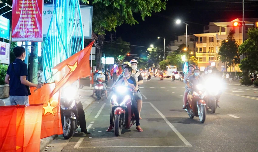 Một số người bán cờ kèn cho người dân đi ăn mừng. Một số người bán cờ kèn cho người dân đi ăn mừng.