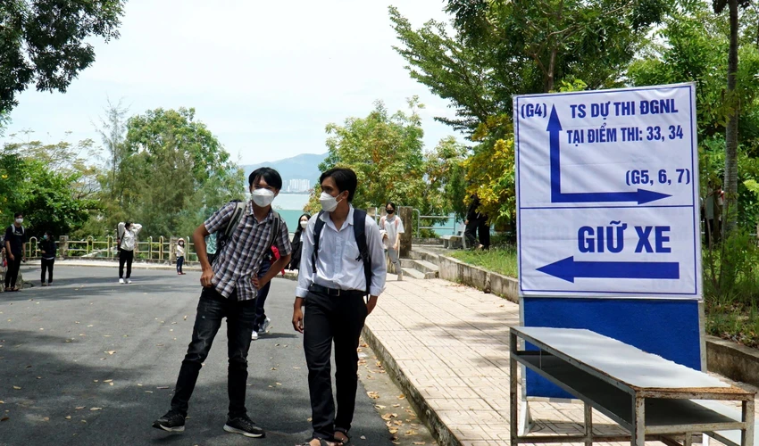 Các thí sinh đánh giá đề thi đợt 2 dài và khó hơn đợt 1. Ảnh: HUỲNH HẢI.