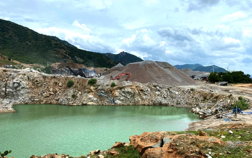 Công ty Đá Hóa An 1 đang giải quyết lượng đá tồn động tại mỏ đá Ông Ngài. Ảnh: HUỲNH HẢI.