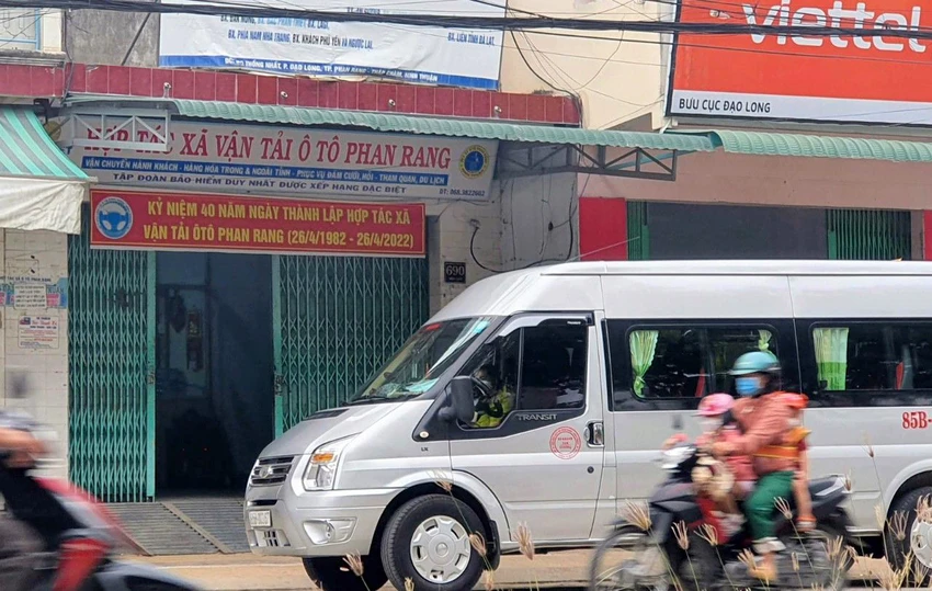 Hợp tác xã vận tải ô tô Phan Rang có năm phương tiện bị tước phù hiệu, trong đó có xe khách hơn 200 lần vi phạm tốc độ trong một tháng. Ảnh: HUỲNH HẢI. Hợp tác xã vận tải ô tô Phan Rang có năm phương tiện bị tước phù hiệu, trong đó có xe khách hơn 200 lần vi phạm tốc độ trong một tháng. Ảnh: HUỲNH HẢI.