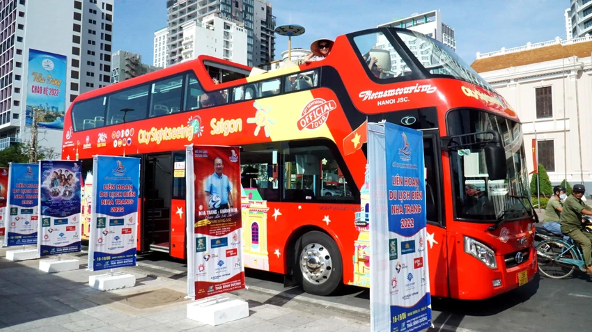 Sáng 16-6, xe buýt hai tầng đã chạy chuyến đầu tiên tại TP Nha Trang (Khánh Hòa). Xe buýt hai tầng do Công ty Charter Du lịch Việt Nam đưa vào hoạt động miễn phí trong thời gian diễn ra Liên hoan du lịch biển Nha Trang. Sáng 16-6, xe buýt hai tầng đã chạy chuyến đầu tiên tại TP Nha Trang (Khánh Hòa). Xe buýt hai tầng do Công ty Charter Du lịch Việt Nam đưa vào hoạt động miễn phí trong thời gian diễn ra Liên hoan du lịch biển Nha Trang.