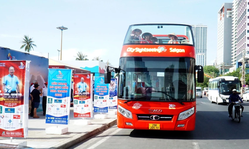 Xe buýt hai tầng có 55 ghế trong đó có 20 ghế ngoài trời ở tầng 2. Ngoài ra, còn có một số tay cầm cho khách đứng. Trên xe cũng bố trí khu vực dành riêng cùng lối lên xuống cho người già, khuyết tật. Xe buýt hai tầng có 55 ghế trong đó có 20 ghế ngoài trời ở tầng 2. Ngoài ra, còn có một số tay cầm cho khách đứng. Trên xe cũng bố trí khu vực dành riêng cùng lối lên xuống cho người già, khuyết tật.