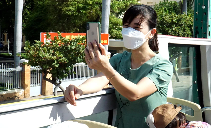 Du khách chia sẻ rất thú vị với trải nghiệm lần đầu tiên chị được ngắm cả bãi biển Nha Trang trong xanh và nhiều cảnh đẹp. Du khách chia sẻ rất thú vị với trải nghiệm lần đầu tiên chị được ngắm cả bãi biển Nha Trang trong xanh và nhiều cảnh đẹp.