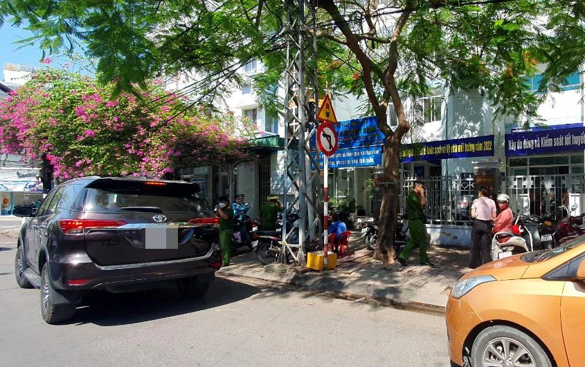 Khoảng 9 giờ cùng ngày, hàng chục Công an đi trên nhiều ô tô biển số trắng đã dẫn giải Trần Quốc Huy đến trụ sở CDC Khánh Hòa để khám xét nơi làm việc. Khoảng 9 giờ cùng ngày, hàng chục Công an đi trên nhiều ô tô biển số trắng đã dẫn giải Trần Quốc Huy đến trụ sở CDC Khánh Hòa để khám xét nơi làm việc.