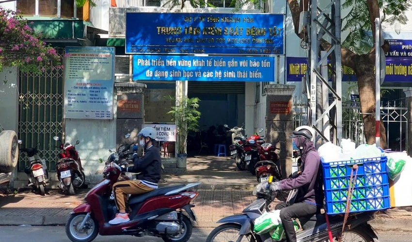 Trong quá trình cơ quan điều tra làm việc, trụ sở CDC Khánh Hòa tạm ngưng hoạt động. Người dân đến tiêm vaccine COVID-19 được bảo vệ thông báo dời lại vào buổi chiều. Trong quá trình cơ quan điều tra làm việc, trụ sở CDC Khánh Hòa tạm ngưng hoạt động. Người dân đến tiêm vaccine COVID-19 được bảo vệ thông báo dời lại vào buổi chiều.