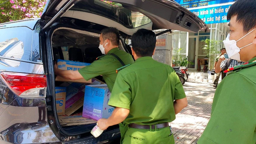 Khám xét tại nơi làm việc của Huỳnh Văn Dõng và Trần Quốc Huy tại trụ sở CDC Khánh Hòa, cơ quan chức năng đã thu giữ nhiều thùng tài liệu. Khám xét tại nơi làm việc của Huỳnh Văn Dõng và Trần Quốc Huy tại trụ sở CDC Khánh Hòa, cơ quan chức năng đã thu giữ nhiều thùng tài liệu.
