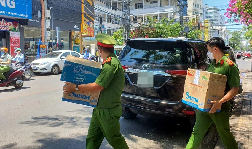 Cơ quan điều tra thu giữ nhiều thùng tài liệu khi khám xét trụ sở CDC Khánh Hòa. Ảnh: HH. Cơ quan điều tra thu giữ nhiều thùng tài liệu khi khám xét trụ sở CDC Khánh Hòa. Ảnh: HH.