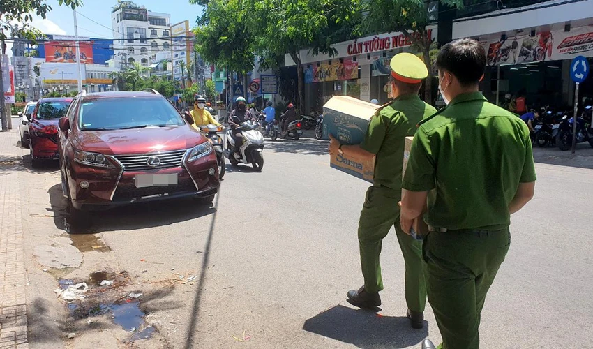 Ngày 17-6, sau khi Viện Kiểm sát Nhân dân tỉnh Khánh Hòa phê chuẩn, cơ quan điều tra đã tống đạt các quyết định trên. Công an đã thực hiện lệnh bắt tạm giam đối với Trần Quốc Huy, áp dụng biện pháp ngăn chặn cấm đi khỏi nơi cư trú đối với Huỳnh Văn Dõng. Riêng Nguyễn Thị Thúy đã bị bắt giam trong một vụ án khác. Ngày 17-6, sau khi Viện Kiểm sát Nhân dân tỉnh Khánh Hòa phê chuẩn, cơ quan điều tra đã tống đạt các quyết định trên. Công an đã thực hiện lệnh bắt tạm giam đối với Trần Quốc Huy, áp dụng biện pháp ngăn chặn cấm đi khỏi nơi cư trú đối với Huỳnh Văn Dõng. Riêng Nguyễn Thị Thúy đã bị bắt giam trong một vụ án khác.