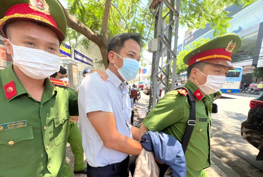 Trần Quốc Huy bị cơ quan điều tra đưa về trụ sở khám xét ngày 17-6. Ảnh: XN. Trần Quốc Huy bị cơ quan điều tra đưa về trụ sở khám xét ngày 17-6. Ảnh: XN.