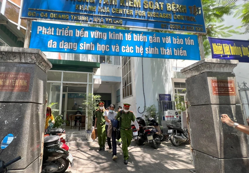 Trước đó, cơ quan CSĐT đã ra quyết định khởi tố vụ án hình sự vi phạm quy định về đấu thầu gây hậu quả nghiêm trọng xảy ra tại CDC Khánh Hòa. Đồng thời, khởi tố bị can đối với ông Huỳnh Văn Dõng, Giám đốc CDC Khánh Hòa, Trần Quốc Huy, Trưởng phòng Tổ chức - Hành chính, và Nguyễn Thị Thùy, Giám đốc phòng dự án VNDAT, về tội vi phạm quy định về đấu thầu gây hậu quả nghiêm trọng. Ảnh: XN. Trước đó, cơ quan CSĐT đã ra quyết định khởi tố vụ án hình sự vi phạm quy định về đấu thầu gây hậu quả nghiêm trọng xảy ra tại CDC Khánh Hòa. Đồng thời, khởi tố bị can đối với ông Huỳnh Văn Dõng, Giám đốc CDC Khánh Hòa, Trần Quốc Huy, Trưởng phòng Tổ chức - Hành chính, và Nguyễn Thị Thùy, Giám đốc phòng dự án VNDAT, về tội vi phạm quy định về đấu thầu gây hậu quả nghiêm trọng. Ảnh: XN.