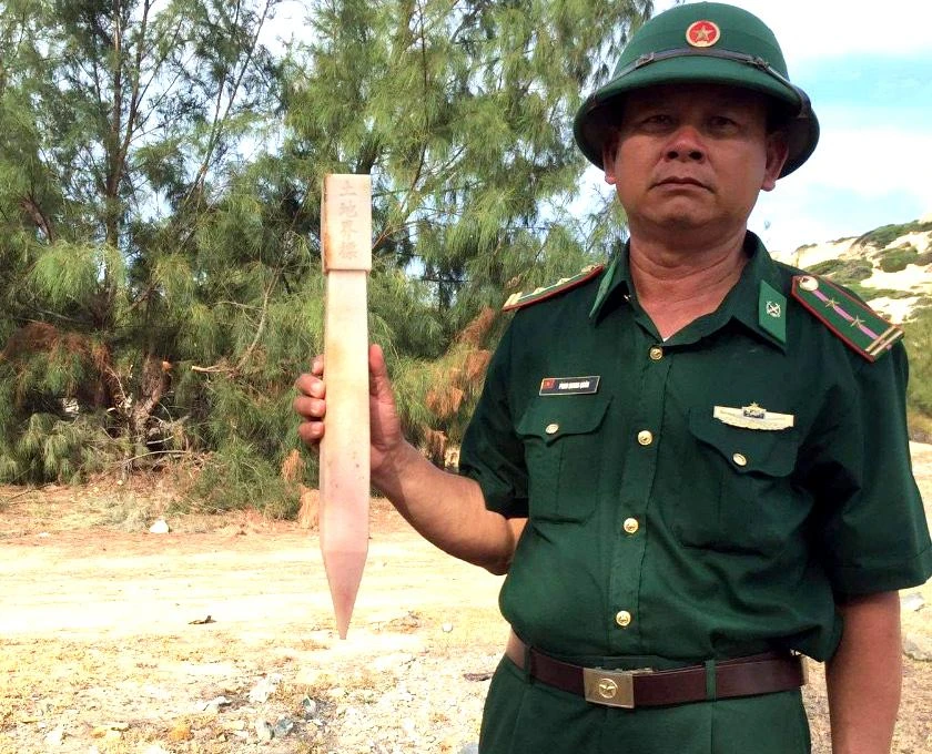 Bộ đội Biên phòng đã thu giữ cọc ghi chữ Trung Quốc ở bán đảo Đầm Môn. Ảnh: QT. Bộ đội Biên phòng đã thu giữ cọc ghi chữ Trung Quốc ở bán đảo Đầm Môn. Ảnh: QT.