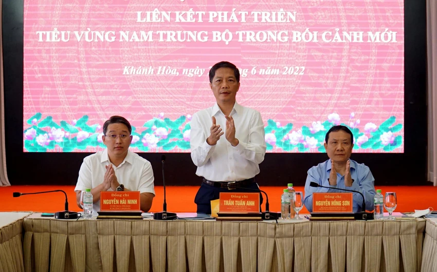 Trưởng Ban Kinh tế Trung ương Trần Tuấn Anh chủ trì tọa đàm Liên kết phát triển Tiểu vùng Nam Trung bộ trong bối cảnh mới. Ảnh: HUỲNH HẢi Trưởng Ban Kinh tế Trung ương Trần Tuấn Anh chủ trì tọa đàm Liên kết phát triển Tiểu vùng Nam Trung bộ trong bối cảnh mới. Ảnh: HUỲNH HẢi