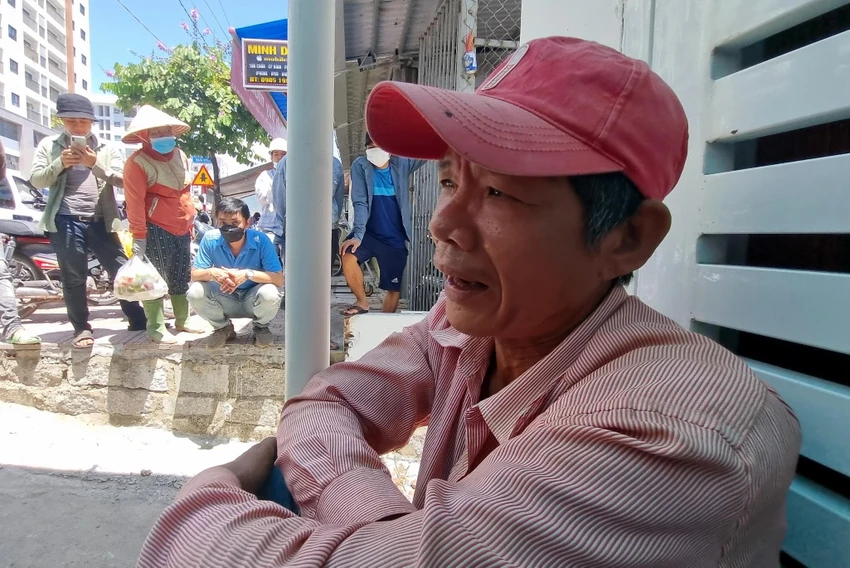 Ông Tuấn nghẹn ngào kể lúc hai đồng nghiệp bị nạn. Ảnh: TN Ông Tuấn nghẹn ngào kể lúc hai đồng nghiệp bị nạn. Ảnh: TN