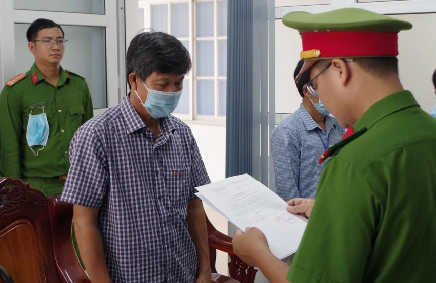 Cơ quan điều tra tống đạt quyết định khởi tố đối với ông Diệp Minh Xuân, Phó Chủ tịch UBND huyện Thuận Nam. Ảnh: CÔNG AN NINH THUẬN. Cơ quan điều tra tống đạt quyết định khởi tố đối với ông Diệp Minh Xuân, Phó Chủ tịch UBND huyện Thuận Nam. Ảnh: CÔNG AN NINH THUẬN.