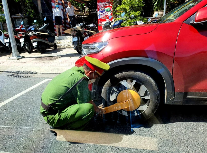 Công an TP Nha Trang khóa bánh ô tô vi phạm dừng đỗ trên đường Yersin. Ảnh: TT. Công an TP Nha Trang khóa bánh ô tô vi phạm dừng đỗ trên đường Yersin. Ảnh: TT.