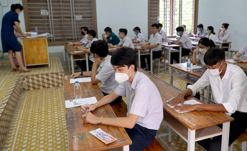 Các thí sinh chuẩn bị thi môn Ngữ Văn sáng 7-7. Ảnh: CT.
