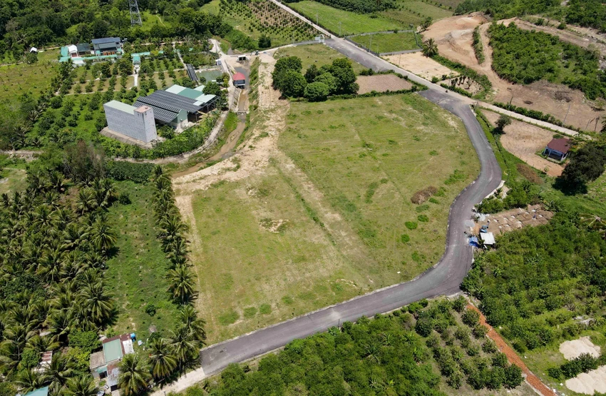 Công ty Trường Thành Khánh Hòa tự ý ủi đất rừng làm bãi đỗ xe và 240 m đường dẫn. Ảnh: HL. Công ty Trường Thành Khánh Hòa tự ý ủi đất rừng làm bãi đỗ xe và 240 m đường dẫn. Ảnh: HL.