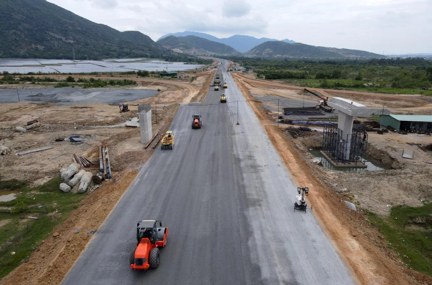 Cao tốc Nha Trang - Cam Lâm đoạn qua địa phận TP Cam Ranh vào tháng 5-2022. Ảnh: HH. Cao tốc Nha Trang - Cam Lâm đoạn qua địa phận TP Cam Ranh vào tháng 5-2022. Ảnh: HH.