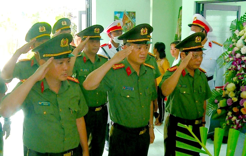 Ban Giám đốc Công an tỉnh Khánh Hòa đến viếng thượng úy Hoàng Văn Yên. Ảnh: HT