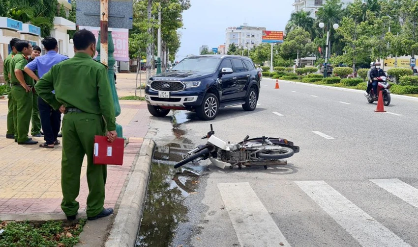 Kiểm tra hiện trường vụ tai nạn làm nữ sinh tử vong. Ảnh: ĐK Kiểm tra hiện trường vụ tai nạn làm nữ sinh tử vong. Ảnh: ĐK