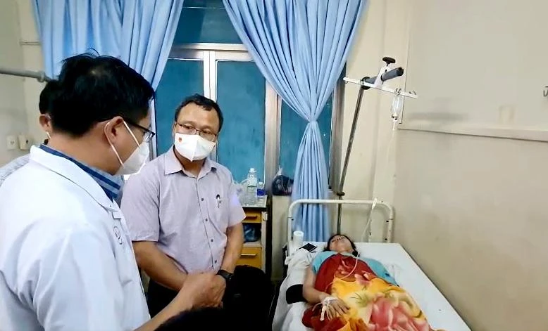 Ông Khuất Việt Hùng thăm và động viên các nạn nhân trong vụ tai nạn. Ảnh: QN Ông Khuất Việt Hùng thăm và động viên các nạn nhân trong vụ tai nạn. Ảnh: QN