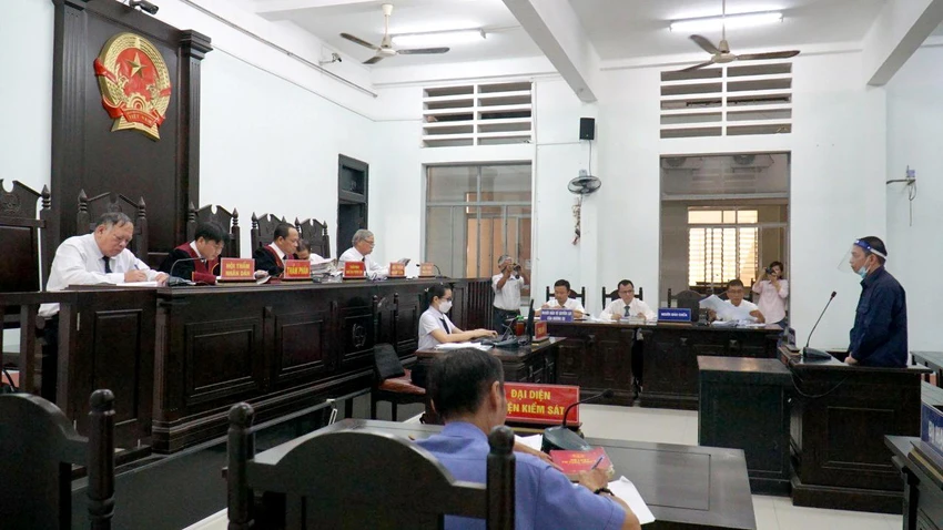Quang cảnh phiên tòa xét xử Nguyễn Việt Hùng. Ảnh: HUỲNH HẢI. Quang cảnh phiên tòa xét xử Nguyễn Việt Hùng. Ảnh: HUỲNH HẢI.
