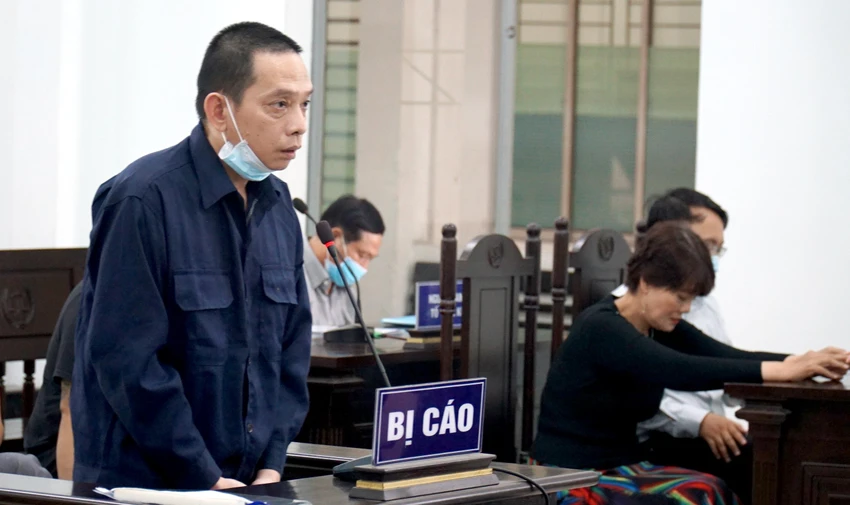 TAND trả hồ sơ vụ Nguyễn Việt Hùng lừa đảo hàng loạt khách hàng. Ảnh: HUỲNH HẢI. TAND trả hồ sơ vụ Nguyễn Việt Hùng lừa đảo hàng loạt khách hàng. Ảnh: HUỲNH HẢI.