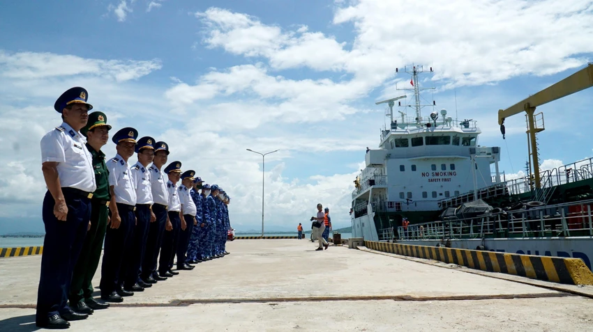 Tàu cảnh sát biển 7011 đưa các ngư dân vào bờ. Ảnh: HH. Tàu cảnh sát biển 7011 đưa các ngư dân vào bờ. Ảnh: HH.