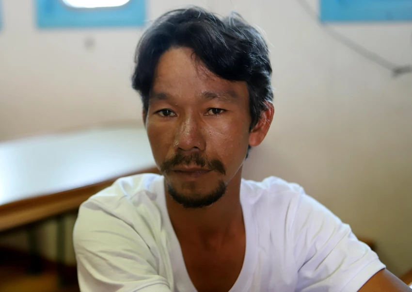 Ngư dân Nguyễn Thành Luyến mất ba người thân trong chuyến đi biển định mệnh. Ảnh: HH. Ngư dân Nguyễn Thành Luyến mất ba người thân trong chuyến đi biển định mệnh. Ảnh: HH.